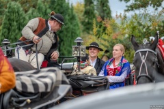 Paradny przejazd z kościoła parafialnego do BCK - obchody 100 lat teatru w Bukowinie Tatrzańskiej