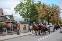 Paradny przejazd z kościoła parafialnego do BCK - obchody 100 lat teatru w Bukowinie Tatrzańskiej