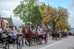 Paradny przejazd z kościoła parafialnego do BCK - obchody 100 lat teatru w Bukowinie Tatrzańskiej