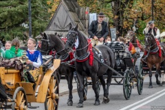 Paradny przejazd z kościoła parafialnego do BCK - obchody 100 lat teatru w Bukowinie Tatrzańskiej