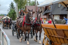 Paradny przejazd z kościoła parafialnego do BCK - obchody 100 lat teatru w Bukowinie Tatrzańskiej