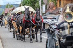 Paradny przejazd z kościoła parafialnego do BCK - obchody 100 lat teatru w Bukowinie Tatrzańskiej