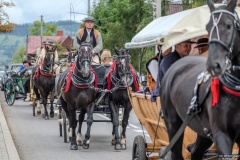 Paradny przejazd z kościoła parafialnego do BCK - obchody 100 lat teatru w Bukowinie Tatrzańskiej