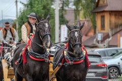 Paradny przejazd z kościoła parafialnego do BCK - obchody 100 lat teatru w Bukowinie Tatrzańskiej