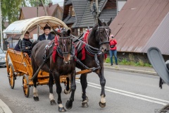 Paradny przejazd z kościoła parafialnego do BCK - obchody 100 lat teatru w Bukowinie Tatrzańskiej