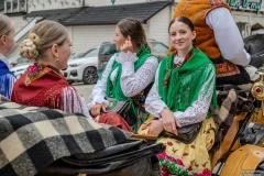 Paradny przejazd z kościoła parafialnego do BCK - obchody 100 lat teatru w Bukowinie Tatrzańskiej