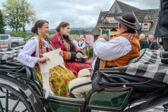 Paradny przejazd z kościoła parafialnego do BCK - obchody 100 lat teatru w Bukowinie Tatrzańskiej