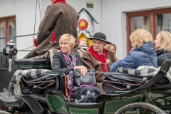 Paradny przejazd z kościoła parafialnego do BCK - obchody 100 lat teatru w Bukowinie Tatrzańskiej