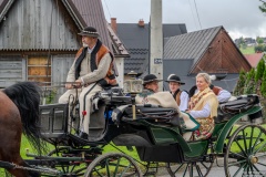 Paradny przejazd z kościoła parafialnego do BCK - obchody 100 lat teatru w Bukowinie Tatrzańskiej