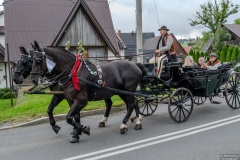 Paradny przejazd z kościoła parafialnego do BCK - obchody 100 lat teatru w Bukowinie Tatrzańskiej