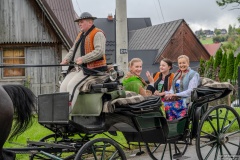 Paradny przejazd z kościoła parafialnego do BCK - obchody 100 lat teatru w Bukowinie Tatrzańskiej