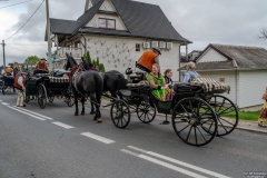 Paradny przejazd z kościoła parafialnego do BCK - obchody 100 lat teatru w Bukowinie Tatrzańskiej