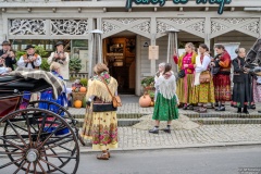 Paradny przejazd z kościoła parafialnego do BCK - obchody 100 lat teatru w Bukowinie Tatrzańskiej