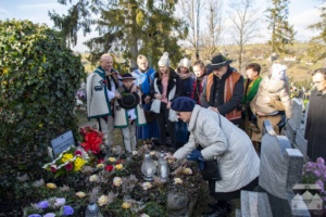 XIII Spotkanie Muzyk Podhalańskich Dziadońcyne Granie - Złożenie kwiatów na grobie Dziadońki
