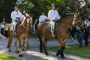 Góralska Bandera Konna w hołdzie Janowi Pawłowi II - Nowy Targ - Ludźmierz 12.06.2022 r.
