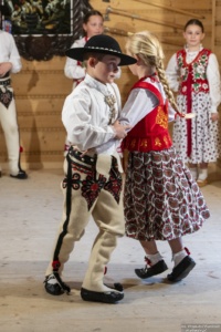 8. Gminny Konkurs Tańca Góralskiego i Zbójnickiego „Tatrzański Zwyrt" - Dziecięcy Zespół Góralski „Zawaternik” z Leśnicy-Gronia