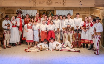 Występ zespołów regionalnych "Mali Jurgowianie", "Podhale Grupa Spiska" oraz kapeli "Muzyka Spiska" z Jurgowa w Bukowiańskim Centrum Kultury "Dom Ludowy" 2025-07-03