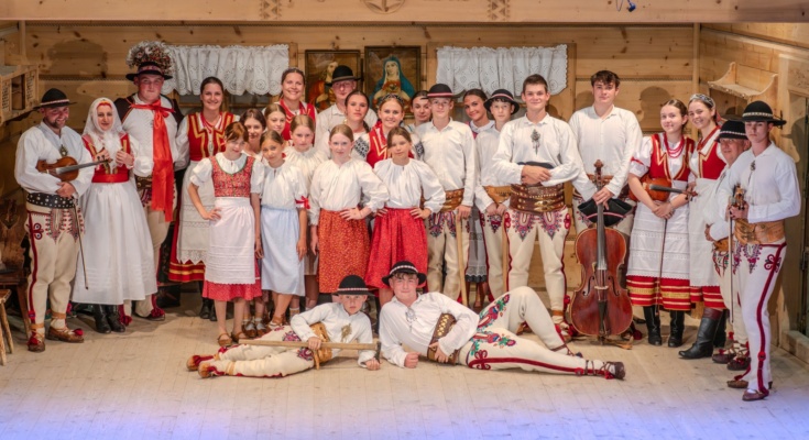 Występ zespołów regionalnych "Mali Jurgowianie", "Podhale Grupa Spiska" oraz kapeli "Muzyka Spiska" z Jurgowa w Bukowiańskim Centrum Kultury "Dom Ludowy" 2025-07-03