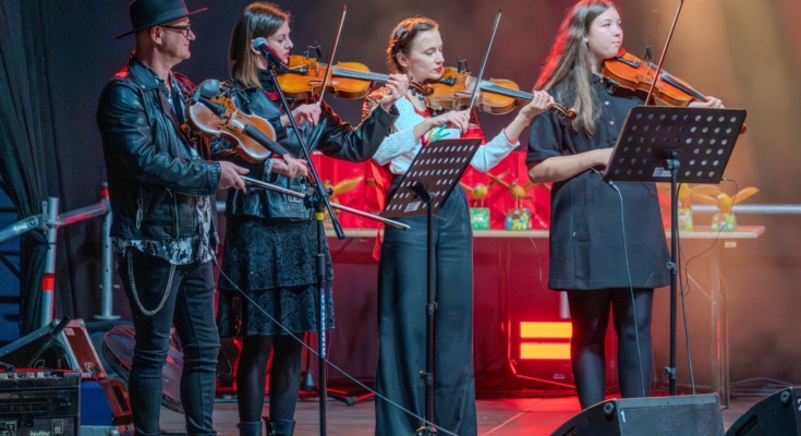 41. Babiogórska Jesień - CHÓR I ORKIESTRA LUDOWA – GÓRSKI UNIWERSYTET LUDOWY feat. KAMER PSIO CREW - Zawoja 2025-09-27