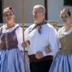 Korowód wokół krempaskiego rynku - Spiskie Integracje Taneczne - Polska - USA - Francja - 2023 Korowód wokół krempaskiego rynku - Spiskie Integracje Taneczne - Polska - USA - Francja - 2023