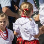 Korowód wokół krempaskiego rynku - Spiskie Integracje Taneczne - Polska - USA - Francja - 2023 Korowód wokół krempaskiego rynku - Spiskie Integracje Taneczne - Polska - USA - Francja - 2023