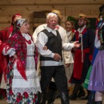 „CZEPINY I WYSTAWIENIE WIECHY” – fragment wesela wysockiego w wykonaniu Zespołu Obrzędowego TKACZE z Wysokiej - 38. Międzywojewódzki Sejmik Wiejskich Zespołów Teatralnych 2023 „CZEPINY I WYSTAWIENIE WIECHY” – fragment wesela wysockiego w wykonaniu Zespołu Obrzędowego TKACZE z Wysokiej - 38. Międzywojewódzki Sejmik Wiejskich Zespołów Teatralnych 2023