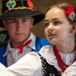 „CZEPINY I WYSTAWIENIE WIECHY” – fragment wesela wysockiego w wykonaniu Zespołu Obrzędowego TKACZE z Wysokiej - 38. Międzywojewódzki Sejmik Wiejskich Zespołów Teatralnych 2023 „CZEPINY I WYSTAWIENIE WIECHY” – fragment wesela wysockiego w wykonaniu Zespołu Obrzędowego TKACZE z Wysokiej - 38. Międzywojewódzki Sejmik Wiejskich Zespołów Teatralnych 2023