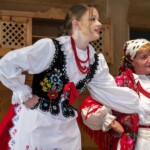 „CZEPINY I WYSTAWIENIE WIECHY” – fragment wesela wysockiego w wykonaniu Zespołu Obrzędowego TKACZE z Wysokiej - 38. Międzywojewódzki Sejmik Wiejskich Zespołów Teatralnych 2023 „CZEPINY I WYSTAWIENIE WIECHY” – fragment wesela wysockiego w wykonaniu Zespołu Obrzędowego TKACZE z Wysokiej - 38. Międzywojewódzki Sejmik Wiejskich Zespołów Teatralnych 2023