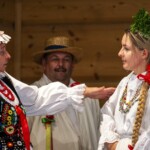 „CZEPINY I WYSTAWIENIE WIECHY” – fragment wesela wysockiego w wykonaniu Zespołu Obrzędowego TKACZE z Wysokiej - 38. Międzywojewódzki Sejmik Wiejskich Zespołów Teatralnych 2023 „CZEPINY I WYSTAWIENIE WIECHY” – fragment wesela wysockiego w wykonaniu Zespołu Obrzędowego TKACZE z Wysokiej - 38. Międzywojewódzki Sejmik Wiejskich Zespołów Teatralnych 2023