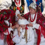 „CZEPINY I WYSTAWIENIE WIECHY” – fragment wesela wysockiego w wykonaniu Zespołu Obrzędowego TKACZE z Wysokiej - 38. Międzywojewódzki Sejmik Wiejskich Zespołów Teatralnych 2023 „CZEPINY I WYSTAWIENIE WIECHY” – fragment wesela wysockiego w wykonaniu Zespołu Obrzędowego TKACZE z Wysokiej - 38. Międzywojewódzki Sejmik Wiejskich Zespołów Teatralnych 2023