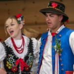 „CZEPINY I WYSTAWIENIE WIECHY” – fragment wesela wysockiego w wykonaniu Zespołu Obrzędowego TKACZE z Wysokiej - 38. Międzywojewódzki Sejmik Wiejskich Zespołów Teatralnych 2023 „CZEPINY I WYSTAWIENIE WIECHY” – fragment wesela wysockiego w wykonaniu Zespołu Obrzędowego TKACZE z Wysokiej - 38. Międzywojewódzki Sejmik Wiejskich Zespołów Teatralnych 2023