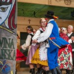 „CZEPINY I WYSTAWIENIE WIECHY” – fragment wesela wysockiego w wykonaniu Zespołu Obrzędowego TKACZE z Wysokiej - 38. Międzywojewódzki Sejmik Wiejskich Zespołów Teatralnych 2023 „CZEPINY I WYSTAWIENIE WIECHY” – fragment wesela wysockiego w wykonaniu Zespołu Obrzędowego TKACZE z Wysokiej - 38. Międzywojewódzki Sejmik Wiejskich Zespołów Teatralnych 2023