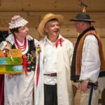 „CZEPINY I WYSTAWIENIE WIECHY” – fragment wesela wysockiego w wykonaniu Zespołu Obrzędowego TKACZE z Wysokiej - 38. Międzywojewódzki Sejmik Wiejskich Zespołów Teatralnych 2023 „CZEPINY I WYSTAWIENIE WIECHY” – fragment wesela wysockiego w wykonaniu Zespołu Obrzędowego TKACZE z Wysokiej - 38. Międzywojewódzki Sejmik Wiejskich Zespołów Teatralnych 2023