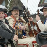 Paradny przejazd na rozpoczęcie 52 Góralskiego Karnawału 2024 Paradny przejazd na rozpoczęcie 52 Góralskiego Karnawału 2024