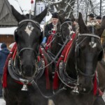 Paradny przejazd na rozpoczęcie 52 Góralskiego Karnawału 2024 Paradny przejazd na rozpoczęcie 52 Góralskiego Karnawału 2024