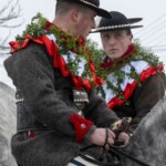 Paradny przejazd na rozpoczęcie 52 Góralskiego Karnawału 2024 Paradny przejazd na rozpoczęcie 52 Góralskiego Karnawału 2024