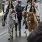 Paradny przejazd na rozpoczęcie 52 Góralskiego Karnawału 2024 Paradny przejazd na rozpoczęcie 52 Góralskiego Karnawału 2024