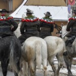 Paradny przejazd na rozpoczęcie 52 Góralskiego Karnawału 2024 Paradny przejazd na rozpoczęcie 52 Góralskiego Karnawału 2024