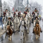Paradny przejazd na rozpoczęcie 52 Góralskiego Karnawału 2024 Paradny przejazd na rozpoczęcie 52 Góralskiego Karnawału 2024