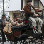 Paradny przejazd na rozpoczęcie 52 Góralskiego Karnawału 2024 Paradny przejazd na rozpoczęcie 52 Góralskiego Karnawału 2024