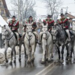 Paradny przejazd na rozpoczęcie 52 Góralskiego Karnawału 2024 Paradny przejazd na rozpoczęcie 52 Góralskiego Karnawału 2024