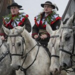 Paradny przejazd na rozpoczęcie 52 Góralskiego Karnawału 2024 Paradny przejazd na rozpoczęcie 52 Góralskiego Karnawału 2024