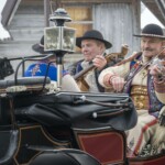 Paradny przejazd na rozpoczęcie 52 Góralskiego Karnawału 2024 Paradny przejazd na rozpoczęcie 52 Góralskiego Karnawału 2024