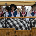 Paradny przejazd na rozpoczęcie 52 Góralskiego Karnawału 2024 Paradny przejazd na rozpoczęcie 52 Góralskiego Karnawału 2024