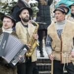 Paradny przejazd na rozpoczęcie 52 Góralskiego Karnawału 2024 Paradny przejazd na rozpoczęcie 52 Góralskiego Karnawału 2024