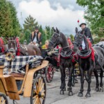 Paradny przejazd z kościoła parafialnego do BCK - obchody 100 lat teatru w Bukowinie Tatrzańskiej Paradny przejazd z kościoła parafialnego do BCK - obchody 100 lat teatru w Bukowinie Tatrzańskiej