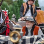 Paradny przejazd z kościoła parafialnego do BCK - obchody 100 lat teatru w Bukowinie Tatrzańskiej Paradny przejazd z kościoła parafialnego do BCK - obchody 100 lat teatru w Bukowinie Tatrzańskiej