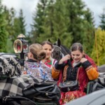 Paradny przejazd z kościoła parafialnego do BCK - obchody 100 lat teatru w Bukowinie Tatrzańskiej Paradny przejazd z kościoła parafialnego do BCK - obchody 100 lat teatru w Bukowinie Tatrzańskiej