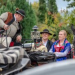 Paradny przejazd z kościoła parafialnego do BCK - obchody 100 lat teatru w Bukowinie Tatrzańskiej Paradny przejazd z kościoła parafialnego do BCK - obchody 100 lat teatru w Bukowinie Tatrzańskiej