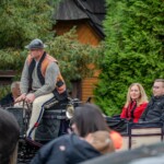 Paradny przejazd z kościoła parafialnego do BCK - obchody 100 lat teatru w Bukowinie Tatrzańskiej Paradny przejazd z kościoła parafialnego do BCK - obchody 100 lat teatru w Bukowinie Tatrzańskiej